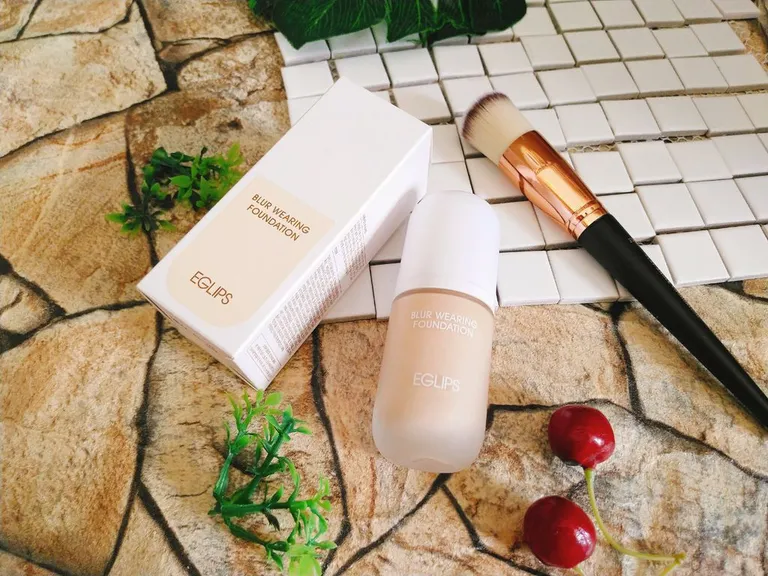 Kem nền Eglips Blur Wearing Foundation