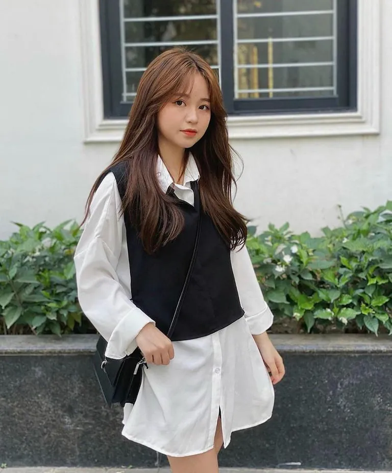 Áo sơ mi trắng rộng với áo gile