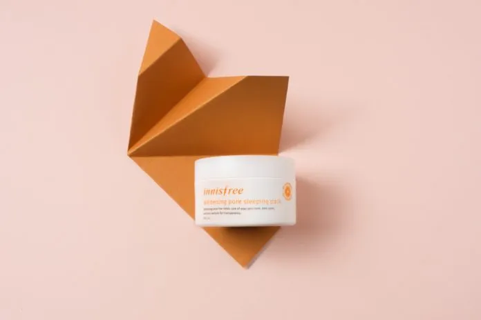 Chất kem chứa các hạt vitamin C màu cam