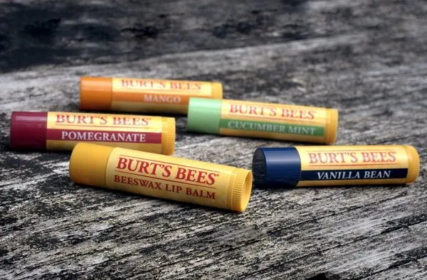 Vỏ son dưỡng Burt’s Bee màu vàng vintage cổ điển