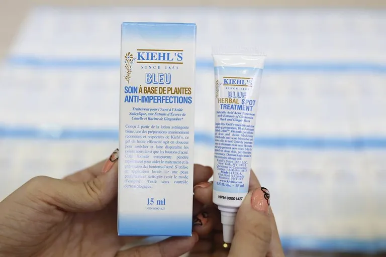 Thành phần chính gồm Salicylic Acid và các chiết xuất thảo dược