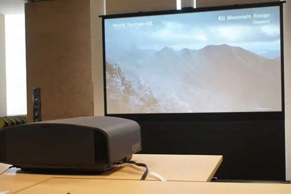 Kích thước màn chiếu cần chọn phù hợp theo diện tích phòng và khoảng cách ngồi xem