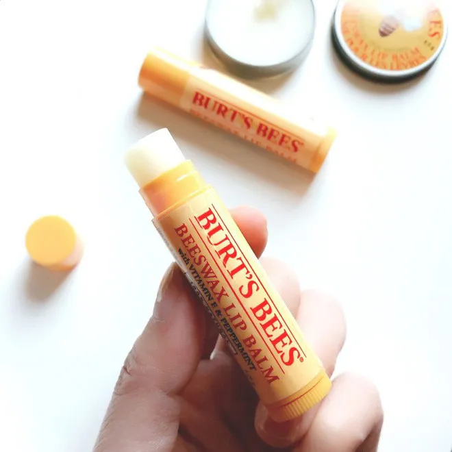 Review son dưỡng Burt's Bees: 'ông hoàng' son sáp ong có thực sự tốt?