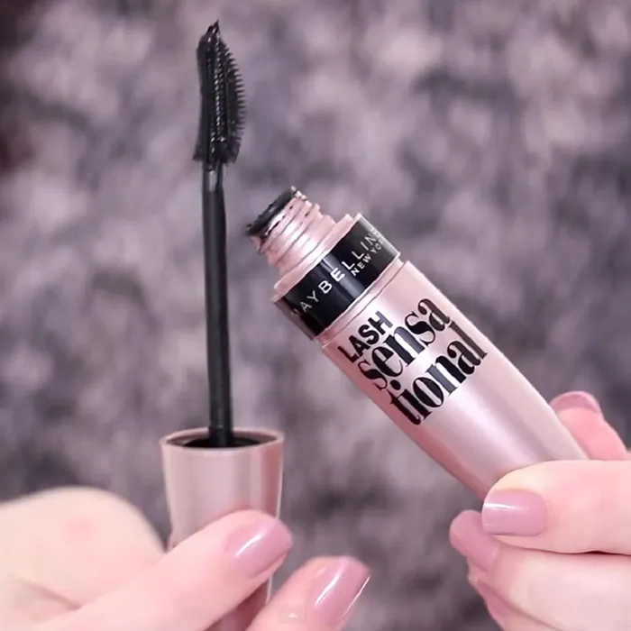 Hiệu ứng làm dài và cong mi của Mascara Maybelline
