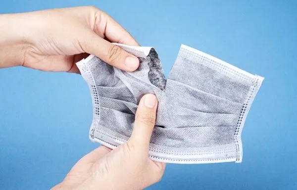 Lớp than hoạt tính và lớp lọc kháng khuẩn bên trong khẩu trang