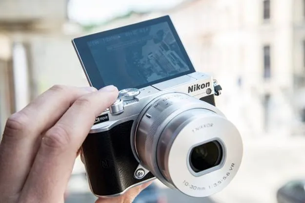 Người dùng ngắm chụp qua màn hình LCD của máy ảnh kỹ thuật số