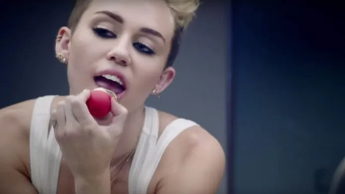 Son dưỡng môi EOS thiết kế quả trứng