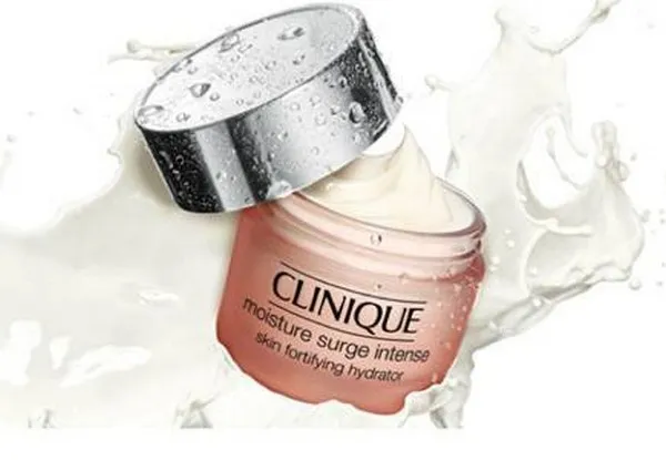 Cách dùng Clinique Moisture Surge 100H trong skincare routine sáng tối trước trang điểm