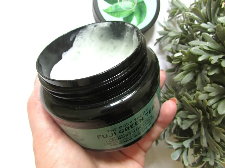 The Body Shop Fuji Green Tea Hair Scrub hũ nhựa đen 240ml nắp vặn in lá trà xanh Nhật Bản logo