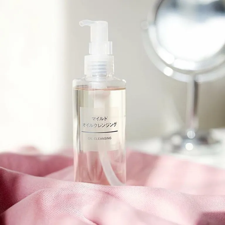 Muji Cleansing Oil chai nhựa trắng trong vạch chia dung tích vòi bơm chốt khóa tối giản Nhật Bản