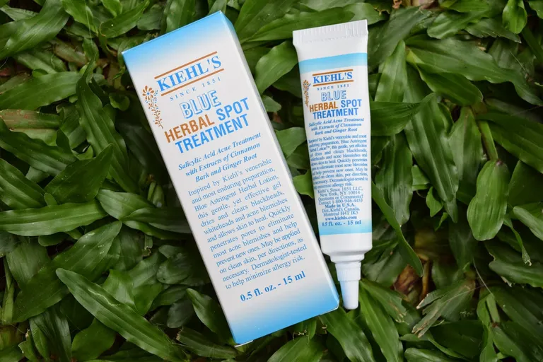 Review kem trị mụn Kiehl's Blue Herbal: 'khắc tinh' của mụn viêm?