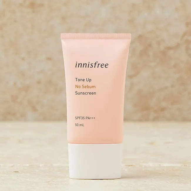 Thiết kế nhỏ gọn và chất kem của Innisfree No Sebum