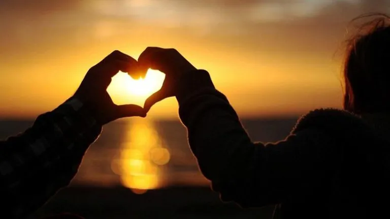 Tình yêu là thứ tình cảm muôn màu, có đủ vị ngọt bùi cay đắng