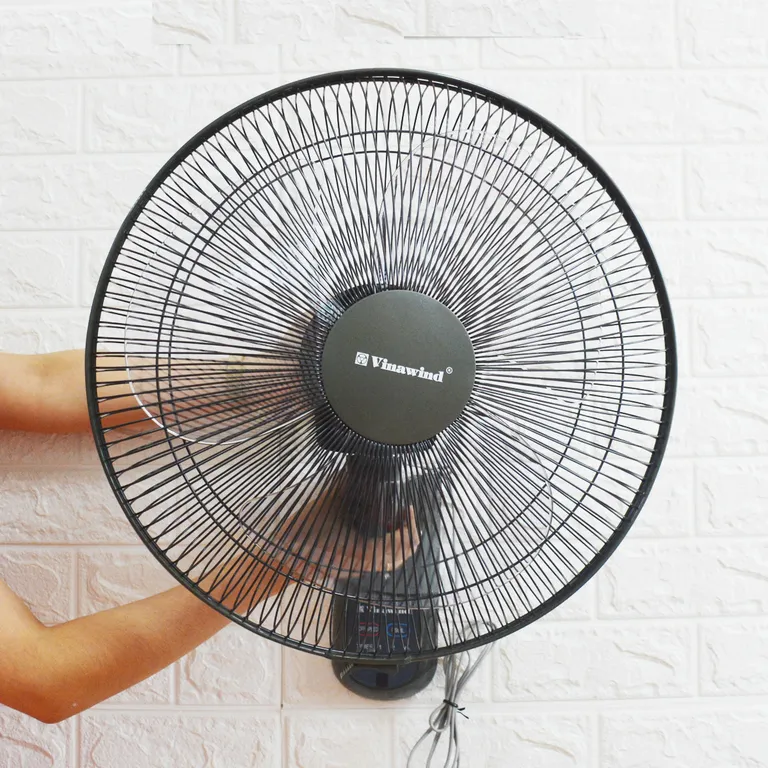 Quạt treo tường bật chế độ đảo gió quay nhiều hướng tránh sốc nhiệt an toàn sức khỏe