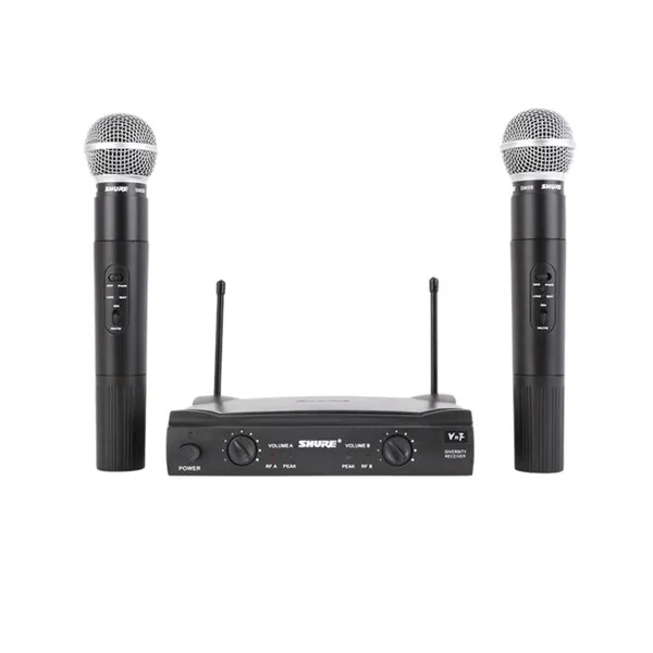 Người dùng cầm micro không dây Shure hát karaoke