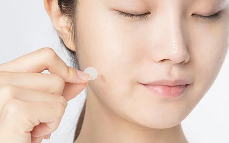 Chọn miếng dán mỏng và có độ bám dính tốt