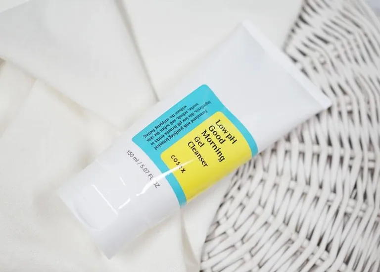 Kết cấu gel trong suốt và khả năng tạo bọt nhẹ