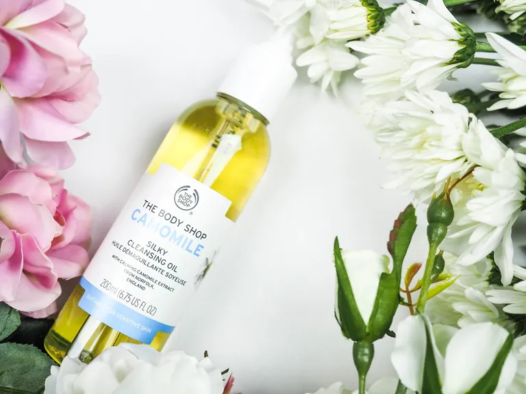 Cách dùng Camomile Cleansing Oil tay mặt khô bơm 2-3 lần massage 2 phút nhũ hóa nước ấm double cleansing