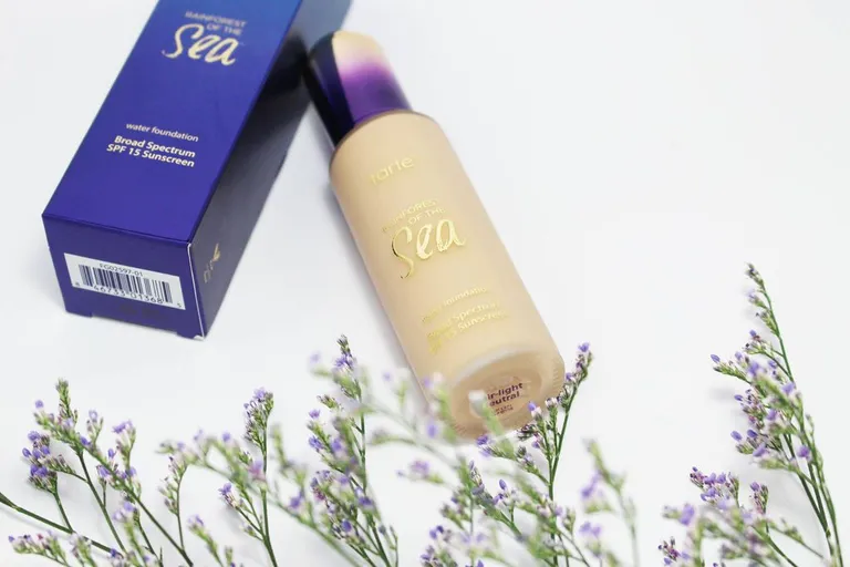 Kết cấu kem Innisfree Green Tea Seed Cream mềm mịn, dễ thấm