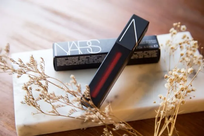 Review son Nars Powermatte Lip Pigment – thiết kế, bảng màu và cách dùng chuẩn đẹp