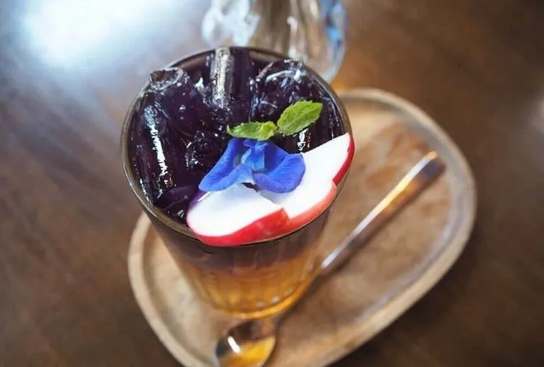 Cách giảm cân bằng nước detox hoa đậu biếc, hạt chia và táo