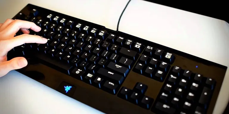 Bàn phím có độ đàn hồi tốt giúp gõ nhanh và ít mỏi tay hơn