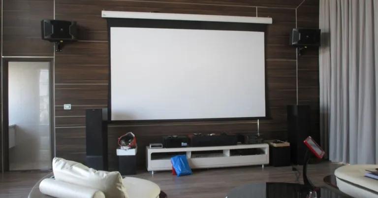 Cách chọn màn hình máy chiếu: Loại, kích thước, vải màn và gain