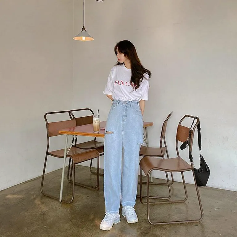 Quần ống rộng phối áo thun trắng trẻ trung