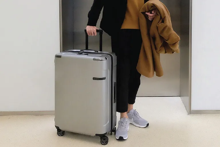 Kiểm tra kỹ cần kéo của vali trước khi mua