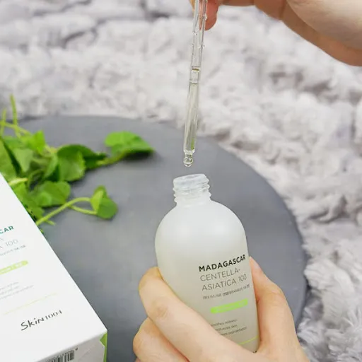 Cách sử dụng tinh chất rau má Skin1004 như toner serum xịt khoáng đắp bông tẩy trang làm mát da sau nắng