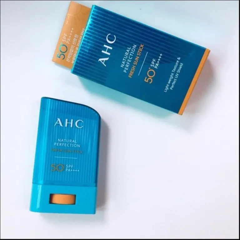 AHC Natural Perfection Sun Stick thỏi vuông tông xanh nắp UV Sensor đổi màu tím khi tiếp xúc nắng