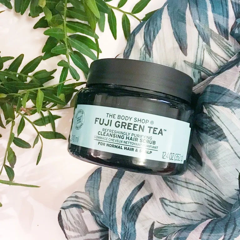 Cách dùng Fuji Green Tea Hair Scrub da đầu ẩm 1 thìa massage tròn 2-3 phút không pha loãng gội lại dầu xả