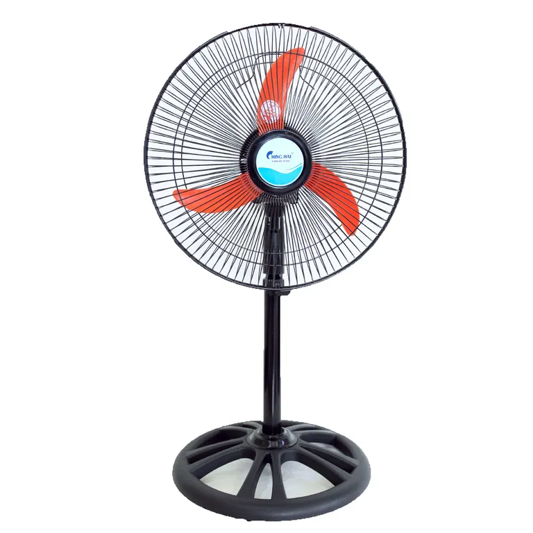 Rửa cánh quạt và lồng quạt bằng xà phòng nước sạch loại bỏ bụi bẩn