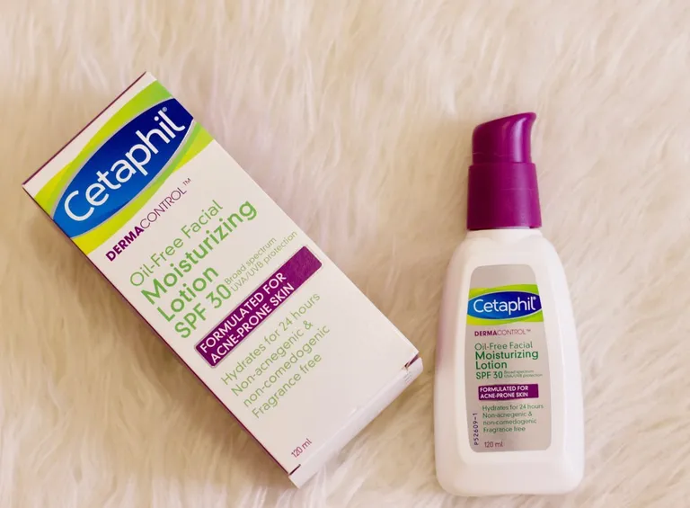 Review Cetaphil Oil Control Moisturizer: Kiềm dầu, chống nắng, có đáng mua không?