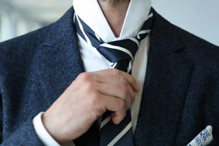 Cách thắt cà vạt đơn giản và nhanh cho nam giới