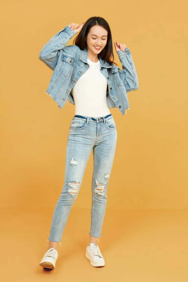 Phối áo giữ nhiệt và quần jean