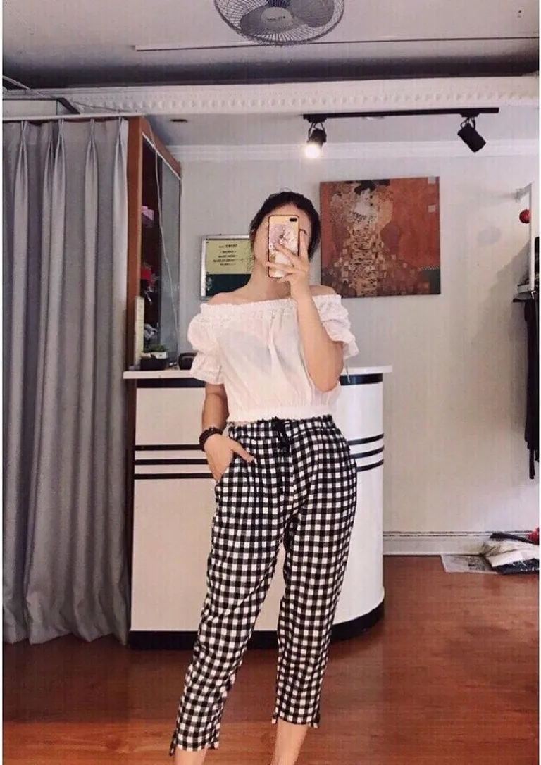 Mix quần caro với áo trễ vai