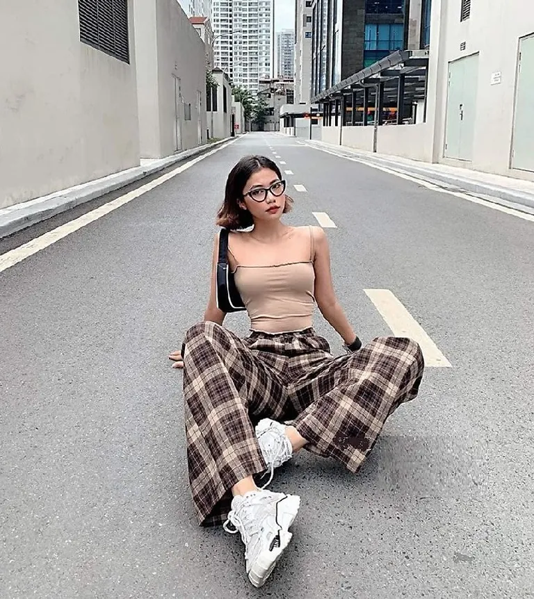 Mix quần caro với áo hai dây