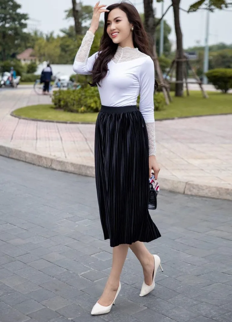 Mix áo giữ nhiệt với chân váy xòe